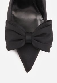 Born2be - Czarne Eleganckie Szpilki z Odkrytą Piętą i Aplikacją w Kształcie Kokardy Anamere. Okazja: do pracy, na wesele, na spotkanie biznesowe, na ślub cywilny. Zapięcie: pasek. Kolor: czarny. Materiał: satyna. Wzór: aplikacja. Obcas: na szpilce. Styl: elegancki #4