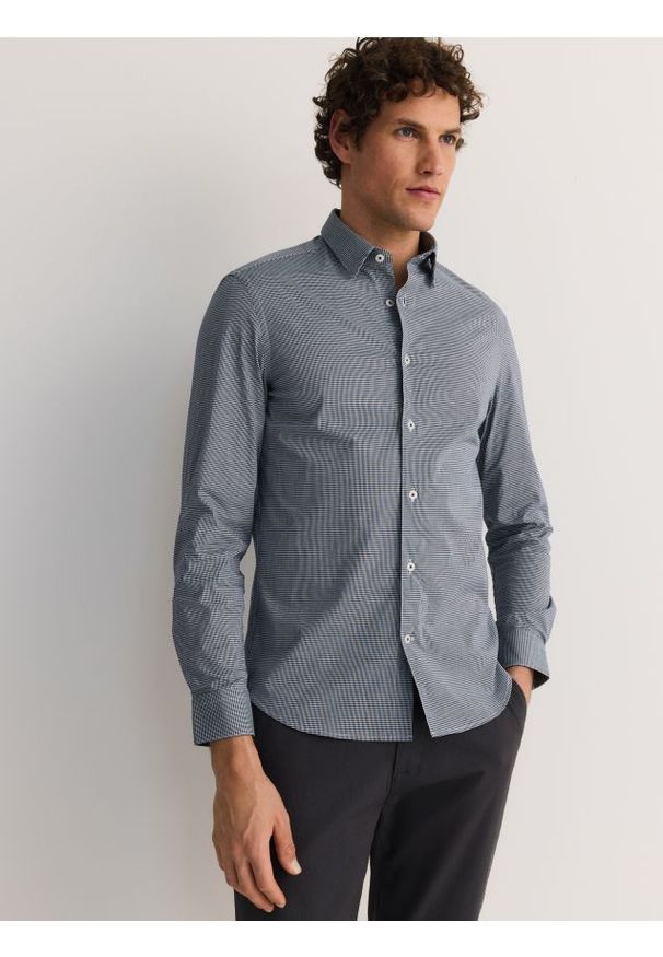 Reserved - Koszula slim fit w drobną kratkę - granatowy. Kolor: niebieski. Materiał: tkanina, bawełna. Wzór: kratka