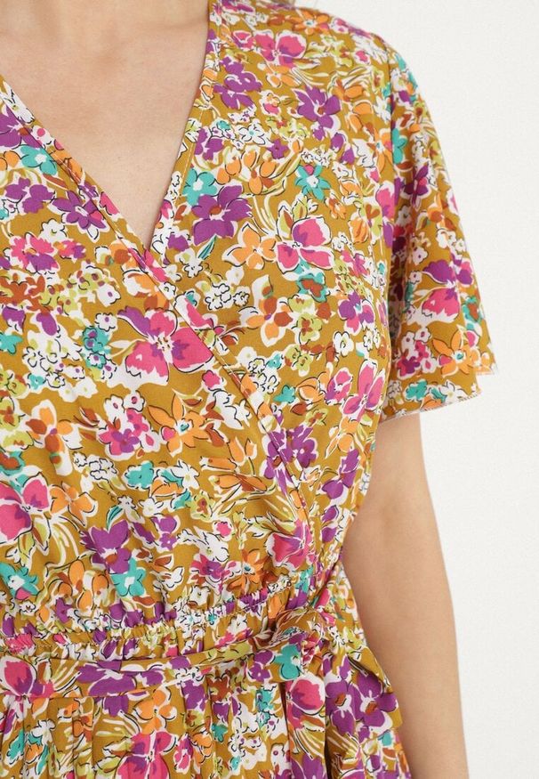 Born2be - Żółta Rozkloszowana Sukienka w Kwiaty z Kopertowym Dekoltem Plisowana Lanasira. Kolor: żółty. Wzór: kwiaty. Typ sukienki: kopertowe