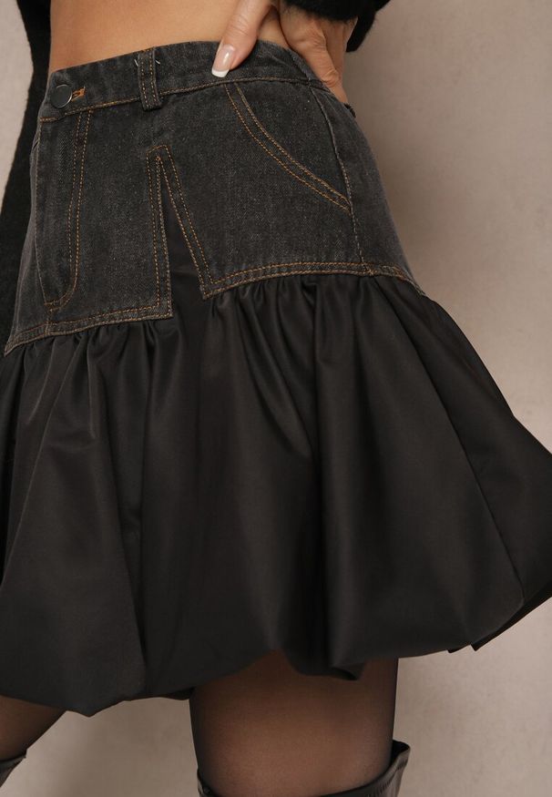 Renee - Czarna Spódnica Rozkloszowana Ozdobiona Falbanką i Jeansową Wstawką Norienna. Okazja: na co dzień. Kolor: czarny. Materiał: jeans. Wzór: aplikacja. Styl: casual, elegancki