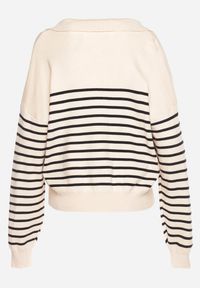 Born2be - Beżowy Sweter w Paski z Wycięciem Kołnierzykiem Irilanesi. Kolor: beżowy. Materiał: materiał. Wzór: paski. Sezon: zima #7