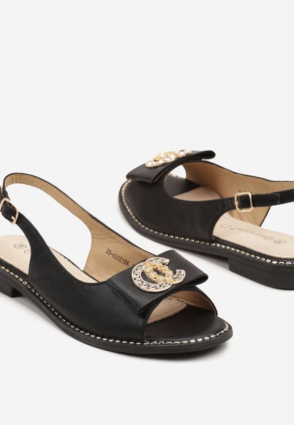 Renee - Czarne Sandały Slingback ze Skórzaną Wkładką i Zdobieniem z Cyrkonii Arivonna. Okazja: na co dzień. Nosek buta: otwarty. Zapięcie: pasek. Kolor: czarny. Wzór: aplikacja. Materiał: skóra. Obcas: na obcasie. Styl: casual, elegancki. Wysokość obcasa: średni