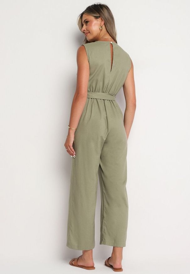 Born2be - Ciemnozielony Kopertowy Kombinezon z Bawełny z Gumką w Talii Szerokimi Nogawkami i Paskiem Hralfrea. Okazja: na co dzień. Kolor: zielony. Materiał: bawełna. Styl: casual, elegancki