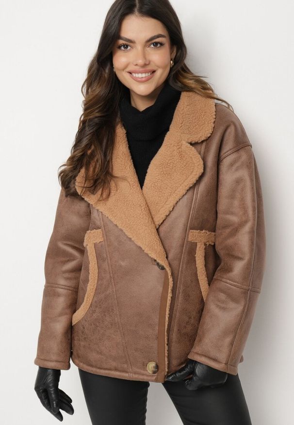 Born2be - Brązowa Kurtka Biker Oversize Zapinana na Guziki Ocieplana Futerkiem Nikiena. Kolor: brązowy. Materiał: futro. Długość rękawa: długi rękaw. Długość: długie. Styl: elegancki