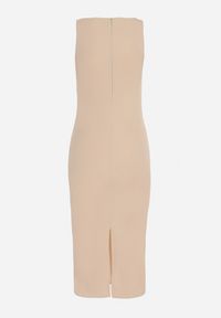 Born2be - Jasnobeżowa Sukienka z Wiskozą o Dopasowanym Kroju z Rozcięciem z Tyłu Denama. Okazja: na co dzień. Kolor: beżowy. Materiał: wiskoza. Styl: klasyczny, casual, elegancki #5