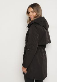 Born2be - Czarna Klasyczna Kurtka Parka z Kapturem i Ściągaczem w Talii Tulasira. Okazja: na co dzień. Typ kołnierza: kaptur. Kolor: czarny. Materiał: jeans. Styl: klasyczny
