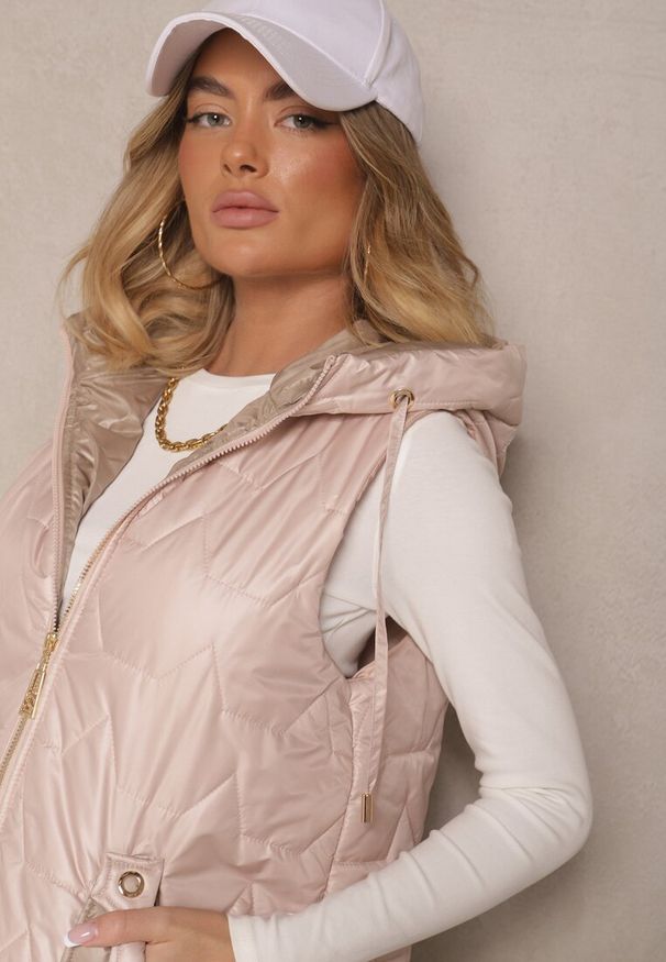 Renee - Beżowa Pikowana Kamizelka o Długim Kroju z Ozdobnymi Suwakami Desalith. Okazja: na co dzień, na spacer. Kolor: beżowy. Materiał: jeans. Długość: długie. Styl: casual