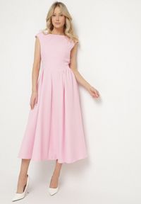 Born2be - Różowa Sukienka o Rozkloszowanym Kroju z Wiązaniem i Dekoltem w Łódkę Aladriela. Okazja: na co dzień. Typ kołnierza: dekolt w łódkę. Kolor: różowy. Długość rękawa: krótki rękaw. Sezon: wiosna, lato. Styl: klasyczny, casual #1
