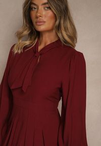 Renee - Bordowa Sukienka Plisowana z Wiskozy Ozdobiona Wiązaniem Farrive. Okazja: na co dzień. Kolor: czerwony. Materiał: wiskoza. Wzór: aplikacja. Styl: klasyczny, casual, elegancki #4