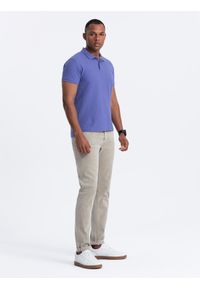 Ombre Clothing - Jednokolorowa koszulka polo męska BASIC z dzianiny pique - fioletowa V12. Okazja: na co dzień. Typ kołnierza: polo. Kolor: fioletowy. Materiał: dzianina. Wzór: haft, aplikacja, jednolity. Styl: sportowy, wizytowy, casual #3