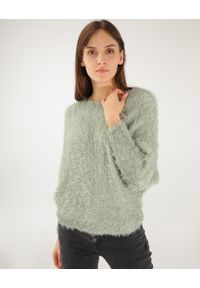 Unisono - Gładki sweter z broszką. Typ kołnierza: dekolt w łódkę. Kolekcja: plus size. Materiał: dzianina. Długość rękawa: długi rękaw. Długość: długie. Wzór: gładki