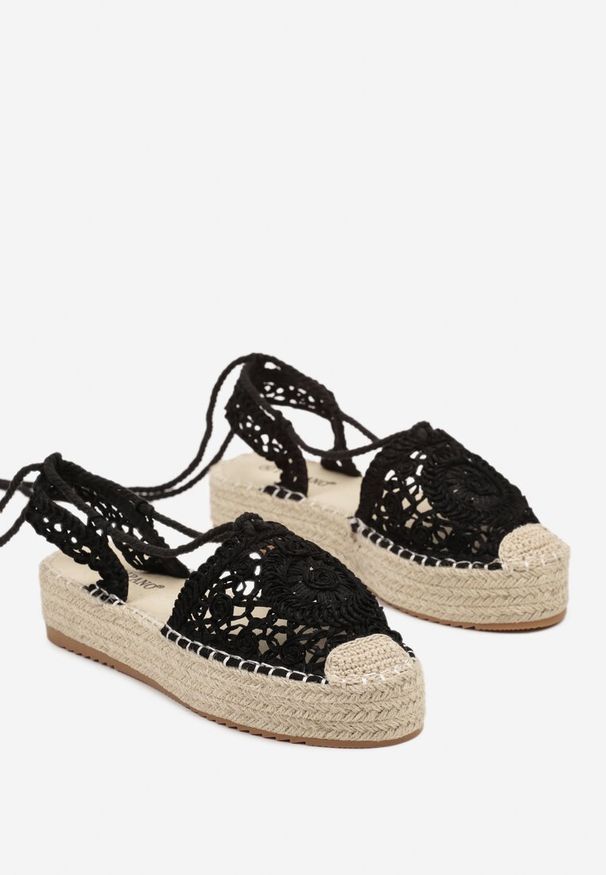 Born2be - Czarne Płaskie Espadryle na Plecionej Podeszwie o Ażurowym Wykończeniu z Wiązaniem Sivalea. Okazja: na co dzień, na spacer. Nosek buta: okrągły. Kolor: czarny. Wzór: ażurowy. Materiał: materiał, jeans. Sezon: lato. Obcas: na obcasie. Styl: klasyczny, casual. Wysokość obcasa: niski