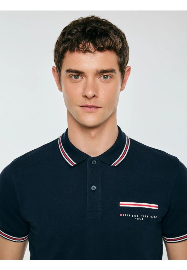 Big-Star - Koszulka męska polo z kontrastowym wykoŅczeniem granatowa Polos 403. Okazja: na co dzień, na spotkanie biznesowe. Typ kołnierza: polo. Kolor: niebieski. Materiał: dzianina. Wzór: nadruk, ze splotem. Styl: casual, biznesowy, elegancki
