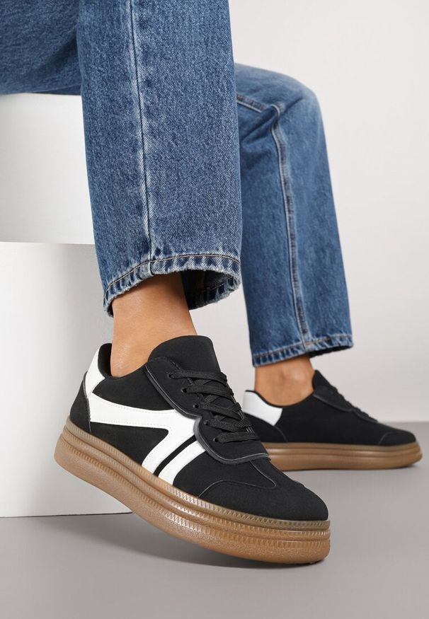 Born2be - Czarne Sneakersy w Stylu Tenisówek z Paskami Wiatalle. Okazja: na co dzień, na spacer. Zapięcie: pasek. Kolor: czarny. Materiał: jeans. Sport: turystyka piesza