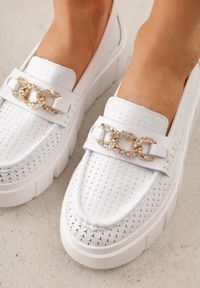 Renee - Białe Perforowane Mokasyny ze Skóry Naturalnej z Aplikacją na Platformie Heilarta. Kolor: biały. Materiał: skóra. Szerokość cholewki: normalna. Wzór: aplikacja. Obcas: na platformie #4