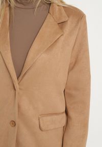 Born2be - Beżowa Marynarka Oversize z Imitacji Zamszu o Pudełkowym Kroju Alonella. Okazja: do pracy, na spotkanie biznesowe, na co dzień, na randkę. Kolor: beżowy. Materiał: zamsz. Wzór: grochy. Styl: casual, retro, klasyczny, biznesowy #7