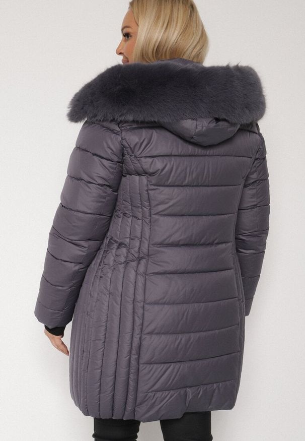 Born2be - Fioletowa Długa Kurtka Pikowana z Odpinanym Kapturem i Futerkiem Retelma. Okazja: na co dzień. Kolor: fioletowy. Materiał: futro. Długość: długie. Styl: casual