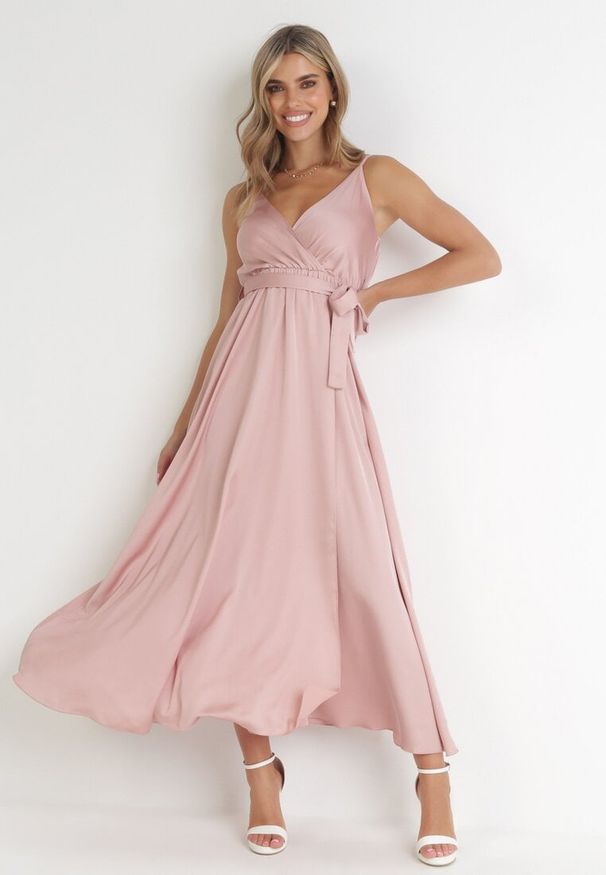 Born2be - Jasnoróżowa Sukienka Maxi z Gumką w Pasie i Kopertowym Dekoltem Aloyse. Kolor: różowy. Materiał: materiał. Długość rękawa: na ramiączkach. Typ sukienki: kopertowe. Styl: elegancki. Długość: maxi