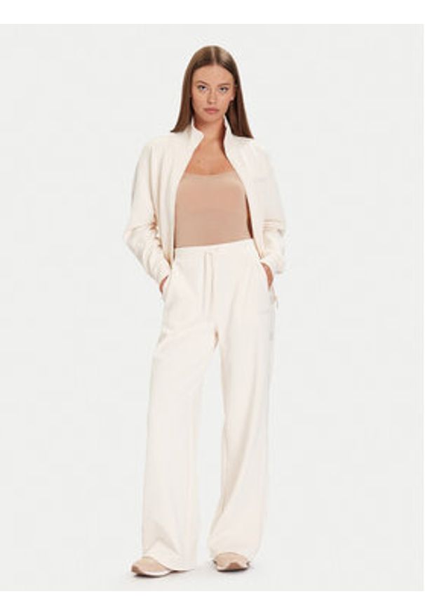 Guess Spodnie dresowe V5BB12 KCX22 Beżowy Wide Leg. Kolor: beżowy. Materiał: syntetyk