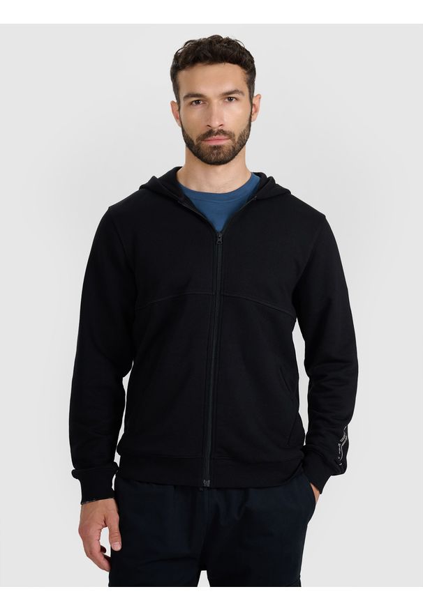 4f - 4F Bluza dresowa rozpinana z kapturem męska - czarna XXL. Okazja: na co dzień. Typ kołnierza: kaptur. Kolor: czarny. Materiał: dresówka. Wzór: nadruk, ze splotem, gładki. Styl: casual, klasyczny, sportowy