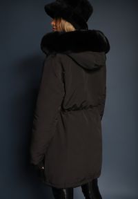 Renee - Czarna Dwustronna Kurtka Parka z Kapturem Wewnętrzna Strona Pikowana Harinna. Okazja: na co dzień. Typ kołnierza: kaptur. Kolor: czarny. Materiał: jeans, futro. Długość rękawa: długi rękaw. Długość: długie. Styl: klasyczny, elegancki, casual #3