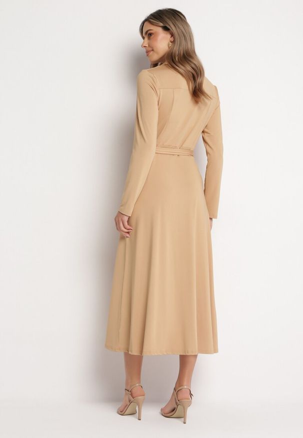 Born2be - Beżowa Sukienka Maxi o Koszulowym Fasonie z Wiązaniem mZynlee. Okazja: na co dzień. Kolor: beżowy. Materiał: wiskoza, dzianina. Typ sukienki: koszulowe. Styl: klasyczny, casual, elegancki. Długość: maxi