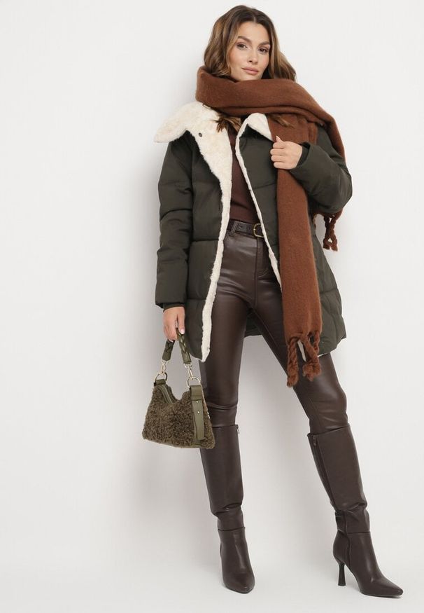 Born2be - Ciemnozielona Pikowana Kurtka z Futerkowym Kołnierzem i Wiązanym Paskiem Seratta. Okazja: na co dzień. Kolor: zielony. Materiał: jeans. Styl: casual, elegancki