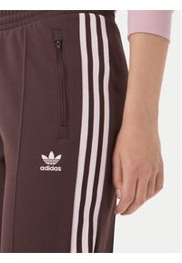 Adidas - adidas Spodnie dresowe Beckenbauer IR6093 Brązowy Regular Fit. Kolor: brązowy. Materiał: bawełna #4