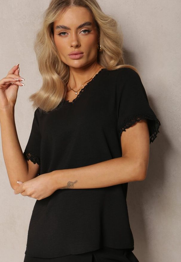 Renee - Czarna Bluzka z Trójkątnym Dekoltem Ozdobiona Siateczką Tirvana. Okazja: na co dzień. Kolor: czarny. Materiał: jeans. Długość rękawa: krótki rękaw. Długość: krótkie. Wzór: aplikacja. Styl: casual