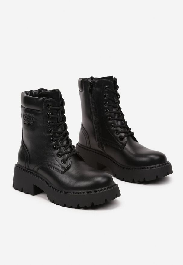Born2be - Czarne Płaskie Botki Traperki Vices ze Sznurowaniem i Tłoczeniem Zeriana. Okazja: na co dzień. Zapięcie: sznurówki. Kolor: czarny. Materiał: skóra, jeans. Styl: casual, klasyczny