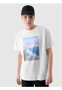 4f - 4F T-shirt oversize z nadrukiem męski - biały XXL. Okazja: na co dzień. Kolor: biały. Materiał: dzianina, jersey, bawełna. Długość rękawa: krótki rękaw. Długość: krótkie. Wzór: nadruk. Styl: casual, sportowy, klasyczny