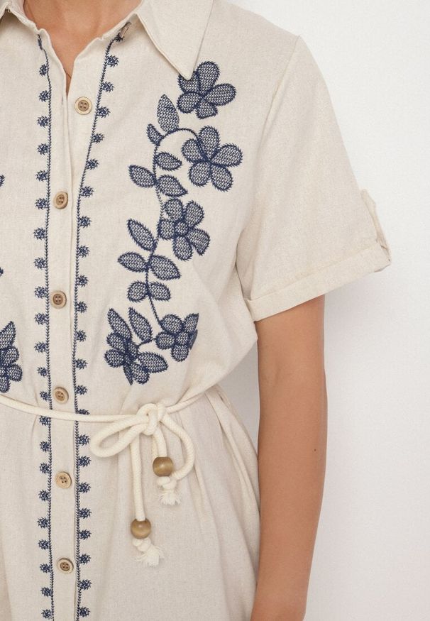 Born2be - Beżowa Bawełniana Sukienka o Koszulowym Kroju Zdobiona Haftem Savidelle. Okazja: na spacer, na co dzień. Kolor: beżowy. Materiał: bawełna. Długość rękawa: krótki rękaw. Wzór: aplikacja, haft. Typ sukienki: koszulowe. Styl: elegancki, casual. Długość: midi