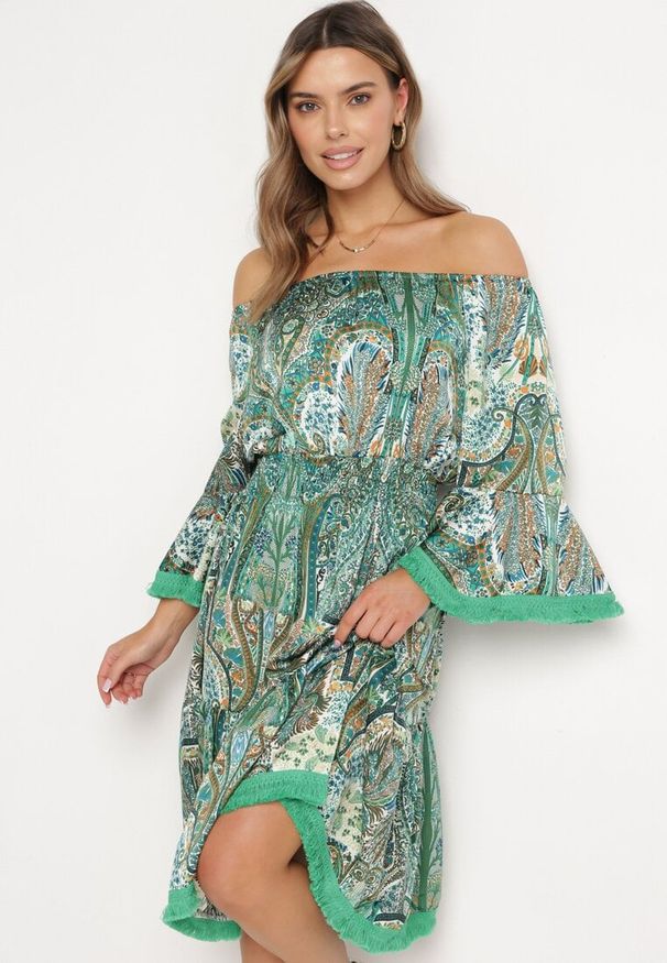 Born2be - Zielona Sukienka Hiszpanka Ozdobiona Frędzlami o Rozkloszowanym Fasonie w Print Paisley Allnight. Okazja: na co dzień. Typ kołnierza: dekolt hiszpanka. Kolor: zielony. Wzór: aplikacja, nadruk, paisley. Typ sukienki: proste. Styl: casual, elegancki