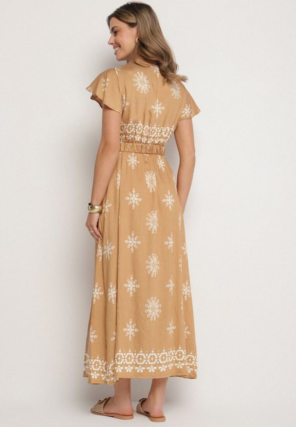 Born2be - Beżowa Sukienka w Ornamentalny Wzór z Elastycznym Paskiem Tosvanna. Okazja: na co dzień. Kolor: beżowy. Długość rękawa: krótki rękaw. Wzór: aplikacja. Typ sukienki: kopertowe, proste. Styl: klasyczny, casual, elegancki