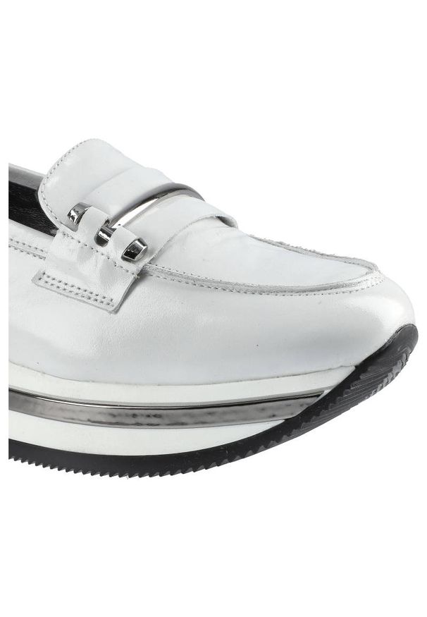 Białe Półbuty Karino Damskie Wygodne Obuwie. Okazja: na co dzień. Zapięcie: pasek. Kolor: biały. Materiał: skóra. Styl: casual, klasyczny