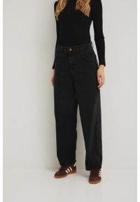 Marsala - Jeansy z przeszyciem na nogawce w kolorze WASHED BLACK - BALLON-S. Okazja: na co dzień. Stan: podwyższony. Materiał: jeans. Styl: casual, elegancki, street