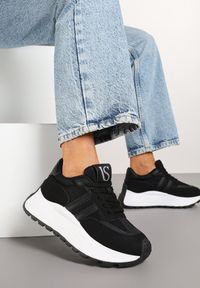 Renee - Czarne Sznurowane Sneakersy Vices na Platformie z Ozdobnymi Paskami Seliniel. Nosek buta: okrągły. Zapięcie: pasek. Kolor: czarny. Materiał: jeans. Wzór: paski. Obcas: na platformie