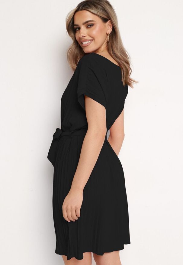 Born2be - Czarna Plisowana Sukienka z Paskiem w Talii Tiagena. Okazja: na imprezę. Kolor: czarny. Długość rękawa: krótki rękaw. Styl: elegancki