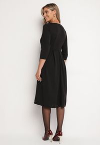 Born2be - Czarna Rozkloszowana Sukienka z Rękawem 3/4 Nomiel. Okazja: na co dzień. Typ kołnierza: dekolt w kształcie V. Kolor: czarny. Typ sukienki: rozkloszowane. Styl: klasyczny, casual, elegancki #5