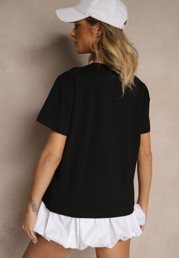 Renee - Czarny Bawełniany T-shirt z Cekinową Aplikacją w Kształcie Kokardy Tenuria. Okazja: na co dzień. Typ kołnierza: kokarda. Kolor: czarny. Materiał: bawełna. Wzór: aplikacja. Styl: klasyczny, glamour, casual, elegancki