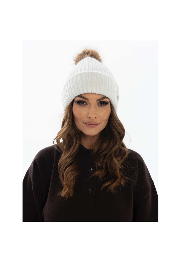 Czapka biała Peterson PTN HAT-08. Kolor: biały. Materiał: futro, akryl. Wzór: aplikacja. Sezon: jesień, zima