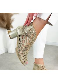 Złote sandały damskie na obcasie z zakrytą piętą M.Daszyński 1954-15 26. Okazja: na co dzień, na imprezę. Kolor: złoty. Materiał: skóra. Wzór: ażurowy. Sezon: wiosna, lato. Obcas: na obcasie. Styl: elegancki, klasyczny, casual, wizytowy. Wysokość obcasa: średni #1