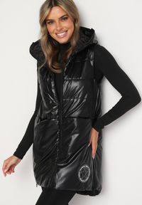 Born2be - Czarna Kamizelka Długa z Kapturem Ozdobiona Naszywką Zapinana na Napy Nevettea. Okazja: na co dzień. Typ kołnierza: kaptur. Kolor: czarny. Długość: długie. Wzór: aplikacja. Styl: casual, elegancki #7