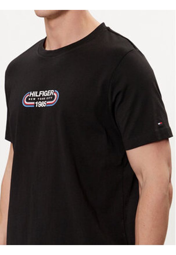 TOMMY HILFIGER - Tommy Hilfiger T-Shirt Track Graphic MW0MW34429 Czarny Regular Fit. Kolor: czarny. Materiał: bawełna