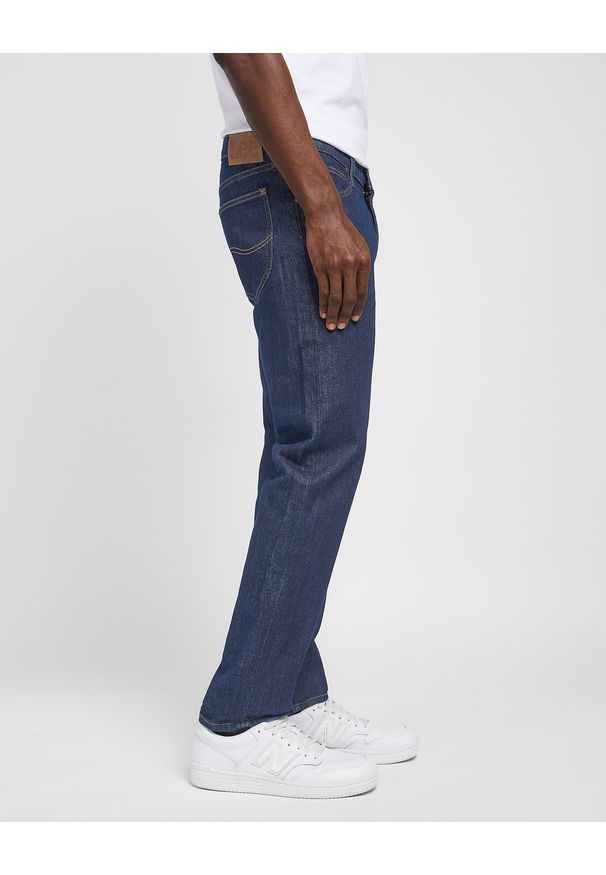 Lee - MESKIE SPODNIE MATERIAŁOWE LEE DAREN ZIP FLY RIVET NAVY 112373981. Materiał: materiał