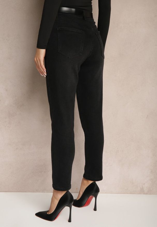 Renee - Czarne Jeansy Mom Fit High Waist z Dołączonym Paskiem z Klamrą Senawyn. Okazja: na co dzień. Stan: podwyższony. Kolor: czarny. Styl: klasyczny, elegancki, casual
