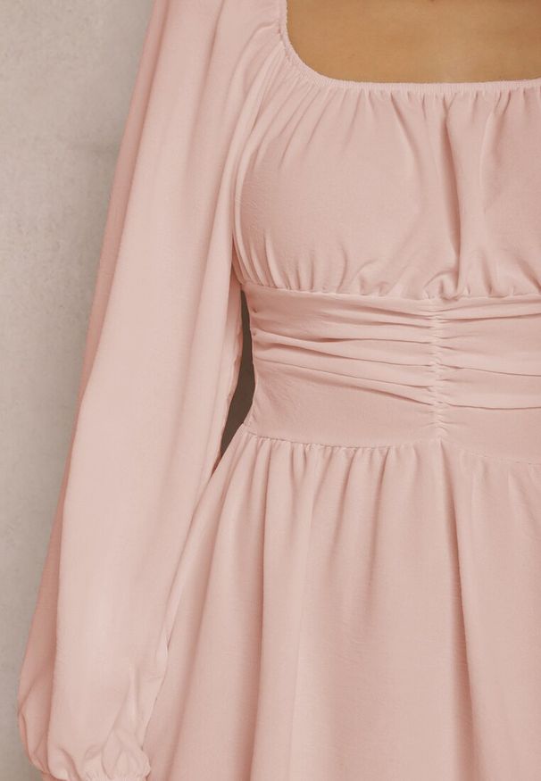 Renee - Ciemnoróżowa Sukienka Megadia. Typ kołnierza: dekolt kwadratowy. Kolor: różowy. Typ sukienki: rozkloszowane. Styl: klasyczny