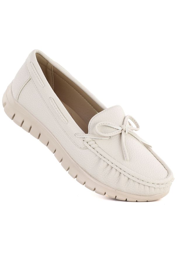 Półbuty damskie mokasyny kremowe Sergio Leone MK093. Kolor: kremowy. Materiał: skóra ekologiczna. Szerokość cholewki: normalna