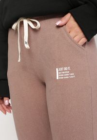 Born2be - Ciemnobeżowe Dresowe Spodnie z Bawełny ze Ściągaczami i Sznurkiem w Pasie Bovis. Kolor: beżowy. Materiał: dresówka, bawełna