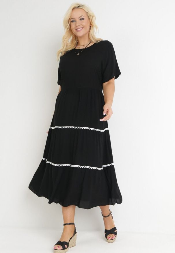 Born2be - Czarna Rozkloszowana Sukienka Maxi Wiązana z Tyłu Zathia. Kolor: czarny. Materiał: materiał. Wzór: ażurowy. Długość: maxi